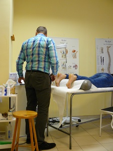 Dr. Hargitai Gergely ortopédus lökéshullám kezelés közben