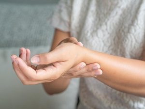 a rheumatoid arthritis kezelésének súlyosbodása fájdalom az ujjak ízületeiben orvos