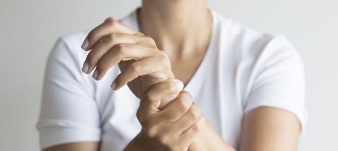Ha a jobb kéz vállízülete fáj, kezelést kell végezni