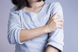 Könyökfájdalom 7 oka, 6 tünete és 4+7 kezelési módja - 27 Sellő Rendelő