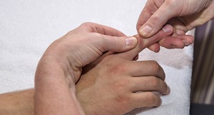 a kis ujj kezelése miért fáj a térdízület járás közben